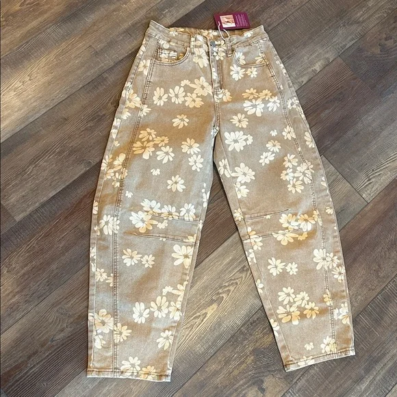 NWT barrel jeans small - Picture 4 of 5